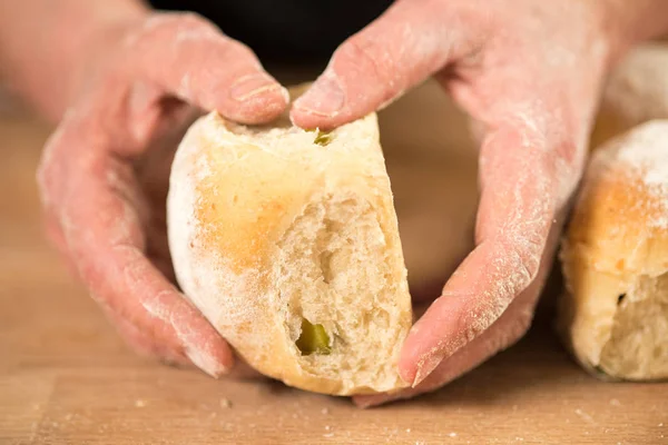 Hände Die Ein Stück Gebackenes Brot Halten — Stockfoto