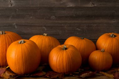 Kopya alanı ile ahşap panel arka plan ile Turuncu kabaklar