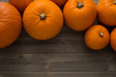 Kopya alanı ile ahşap yüzeyüzerinde kabak başları tepe