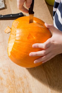 Cadılar Bayramı balkabağı bir bıçak kullanarak oyma