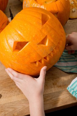 Ahşap bir tezgah üzerinde taze tombul jack-o-fener