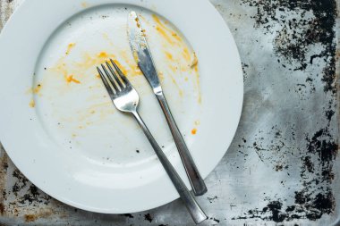Çatal ve bıçak ile boş bir tabak üst kısmı kopya alanı ile bir yemekten sonra kirli bıraktı