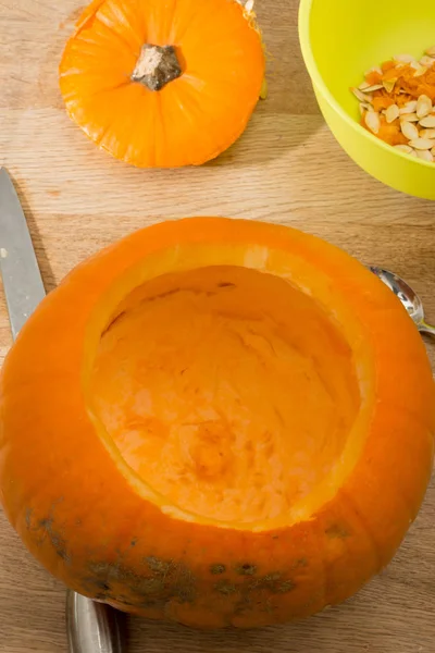 Overhead Pumpkin Insides Cleaned Alongside Bowl Containing Seeds Pumpkin Top — Stock Photo, Image