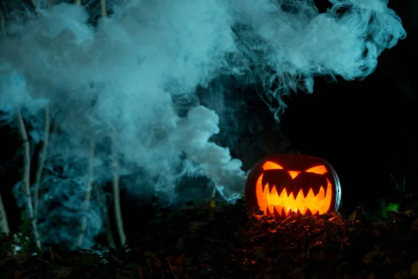 Egy Kísérteties Megvilágított Halloween Tököt Egy Sötét Füstös Háttérrel Másolási — Stock Fotó