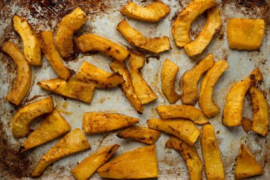 Alüminyum tepside pişmiş kabak kesimleri