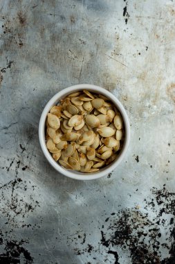 Kopya alanı ile bir kapta kavrulmuş kabak çekirdeği yükü