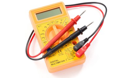 Beyaz arka plan üzerinde izole edilmiş bir elektrik multimetresinin natürmort kesme