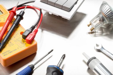 Multimetre, anahtar, tornavida, ışık anahtarı ve ampul gibi elektrikli yüklenici lerin seçimi.