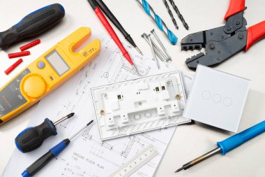 Multimetre, tornavidalar, tel kesiciler, matkap uçları, anahtarlar ve soketler dahil olmak üzere çeşitli elektrikli aletler ve bileşenler.