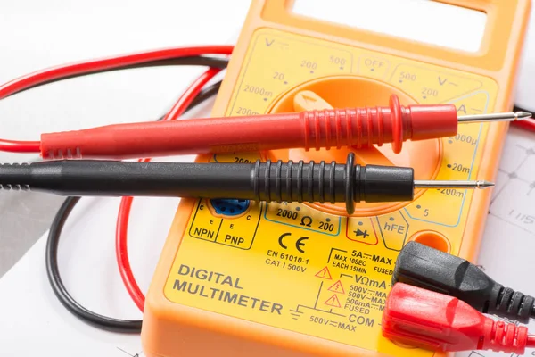 Nahaufnahme Eines Gelben Elektro Multimeters Auf Häuserplänen — Stockfoto