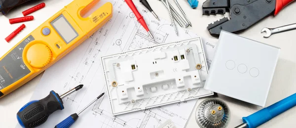 Webbanner Format Verschiedener Elektrischer Werkzeuge Und Komponenten Darunter Ein Multimeter — Stockfoto