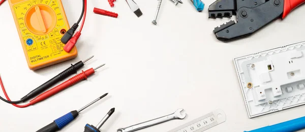 Verschiedene Elektrische Werkzeuge Und Komponenten Darunter Ein Multimeter Schraubendreher Drahtschneider — Stockfoto