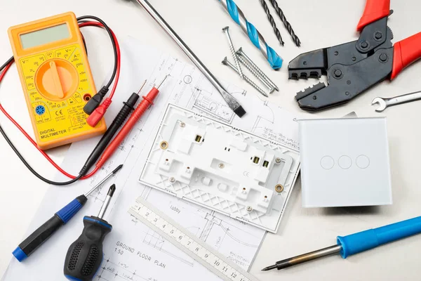 Verschiedene Elektrische Werkzeuge Und Komponenten Darunter Ein Multimeter Schraubendreher Drahtfräser — Stockfoto