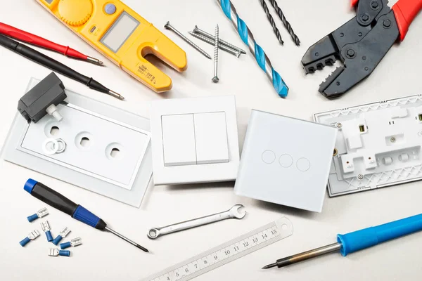 Multimetre, tornavidalar, tel kesiciler, matkap uçları, anahtarlar ve soketler dahil olmak üzere çeşitli elektrikli aletler ve bileşenler.