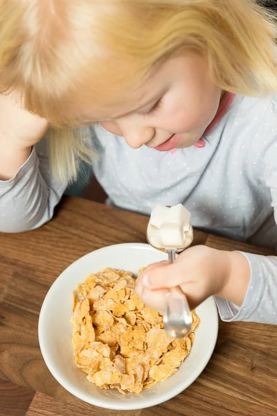 Menina Fingindo Comer Pedaços Açúcar Para Ilustrar Quantidade Açúcar Nossos — Fotografia de Stock