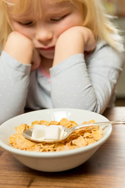Junges Mädchen Gibt Vor Zuckerklumpen Essen Die Zuckermenge Unserem Frühstück lizenzfreie Stockbilder
