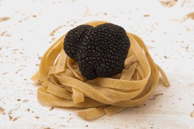 Tagliatelle yuva üzerinde siyah Truffle