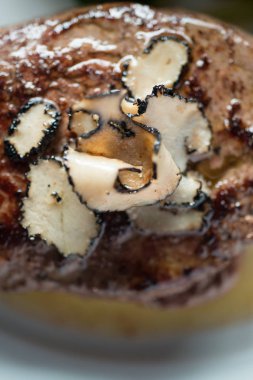 Izgara et dilimlenmiş Truffles ile tepesinde