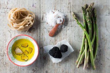 Genel gider malzemeler siyah Truffles, dahil olmak üzere yemek makarna,