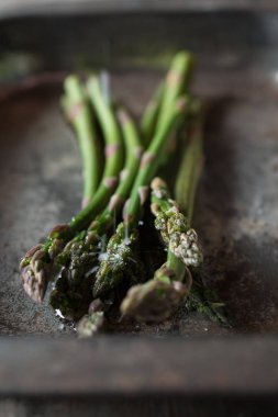 Demet kuşkonmaz demir tepsisinde