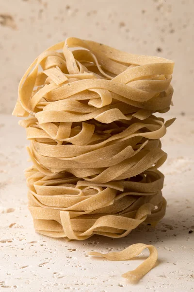 Pilha de Tagliatelle Pasta — Fotografia de Stock