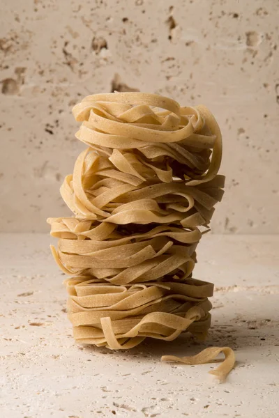 Pilha de Fettuccine Pasta — Fotografia de Stock