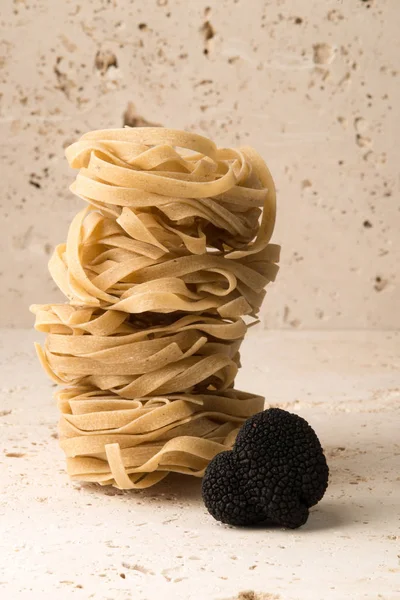 Чорний трюфель і макарони стека — стокове фото