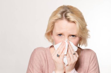 Sarışın kadın kopya alanı ile burun doku basarak