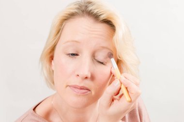 Kadın üzerinde sol göz kapağı göz farı uygulamak