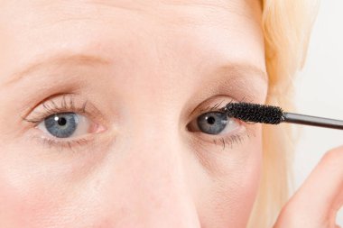 Kirpik doğrudan bakan gözleri ile uygulanan maskara
