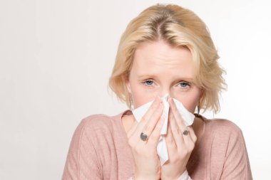 Sarışın Bayan acil dokusunda burnunu kopya alanı ile