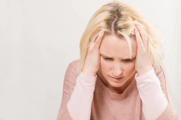 Donna tenendo testa e guardando stressato con spazio copia — Foto Stock