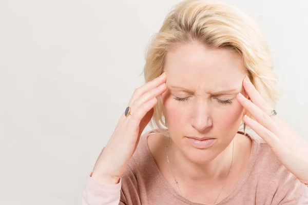 Frau hält Kopf mit geschlossenen Augen mit Kopierraum — Stockfoto