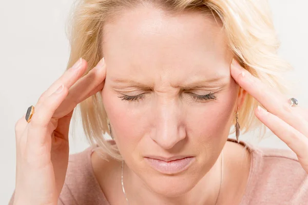 Şiddetli baş ağrısı ile Bayan closeup — Stok fotoğraf