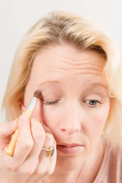 Femme appliquant maquillage fard à paupières — Photo