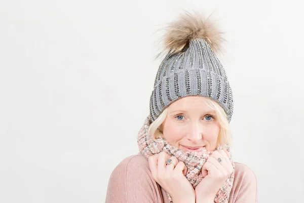 Mujer con bufanda y sombrero de invierno Pom con espacio de copia —  Fotos de Stock