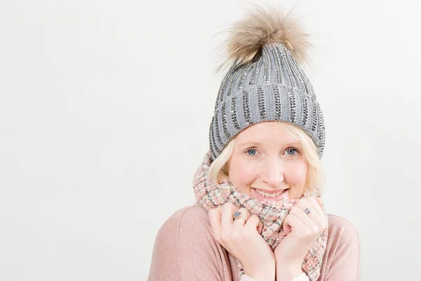 Lady con bufanda y sombrero de invierno Pom con espacio de copia —  Fotos de Stock