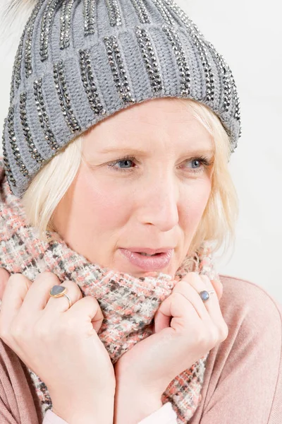 Mulher loira que usa cachecol e gorro de inverno — Fotografia de Stock