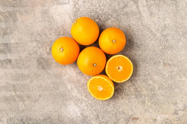 Vier geheel en een gesneden rijp oranje — Stockfoto