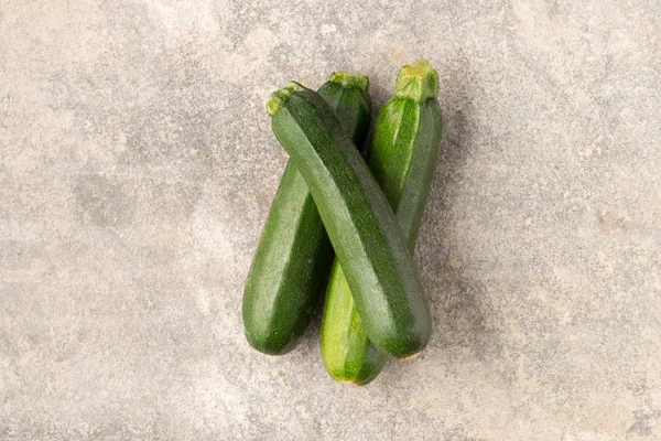 Drei ganze ungeschälte Zucchinis — Stockfoto