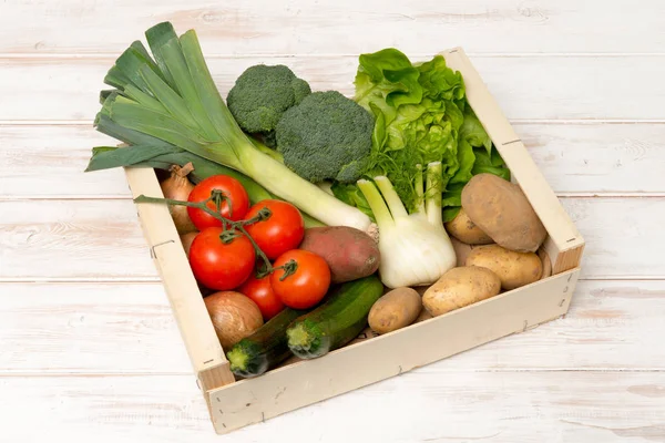 Caisse remplie de légumes frais assortis — Photo