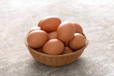 Kahverengi tavuk yumurtası bir dokuma hasır kase