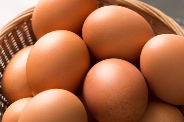 Ek yükü kahverengi tavuk yumurta içinde hasır tepsi kapat