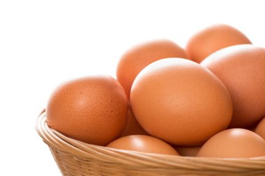 Hasır tepsi kopya alanı kahverengi yumurta yakın çekim