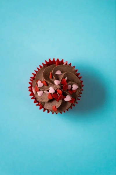Pastel de chocolate con corazón de caramelo espolvorea para el día de San Valentín — Foto de Stock