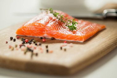 Alabalık filetosu dilimle otlar ve baharatlar kesme tahtası üzerinde