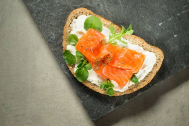 Genel gider ekşi balıkla fotoğrafını açık sandviç krem 