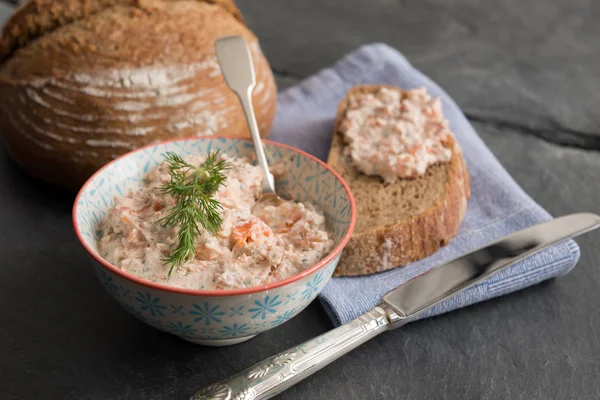 Paté fresco en tazón y en rebanadas de pan — Foto de Stock