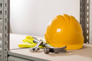 Zor bir gün, İngiliz anahtarı, çekiç ve Glov dahil olmak üzere el ulağı donanımları