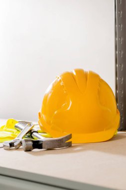 Baret, çekiç, somun anahtarı ve eldiven çelik çerçeveli raf